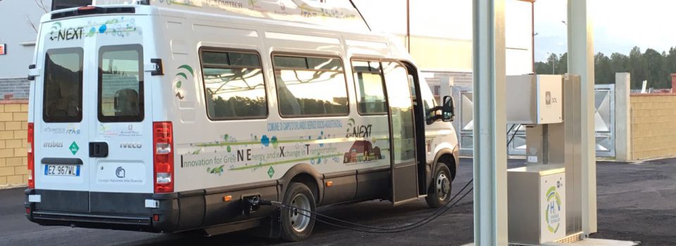 Mini bus a celle a combustibile e stazione di servizio